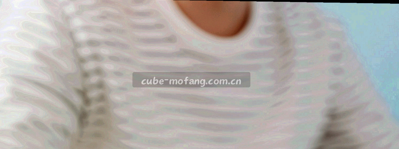 深色背景上荧光绿与青蓝的霓虹光轨交错，并汇聚成向上的箭头形状